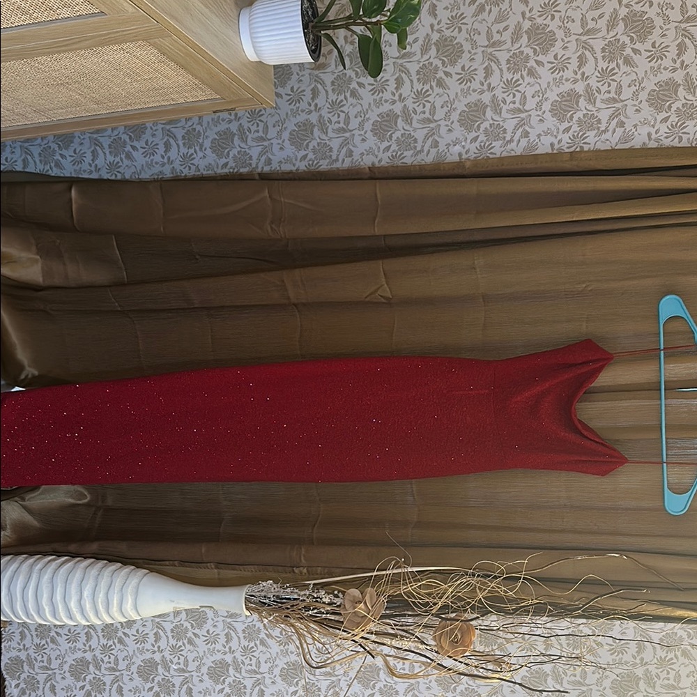Elegant Red Sleeveless Gown